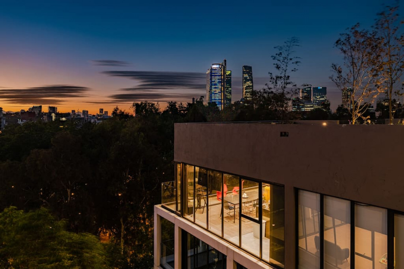 Exquisite Condesa Haven: Luxe PH with Rooftop/Gym